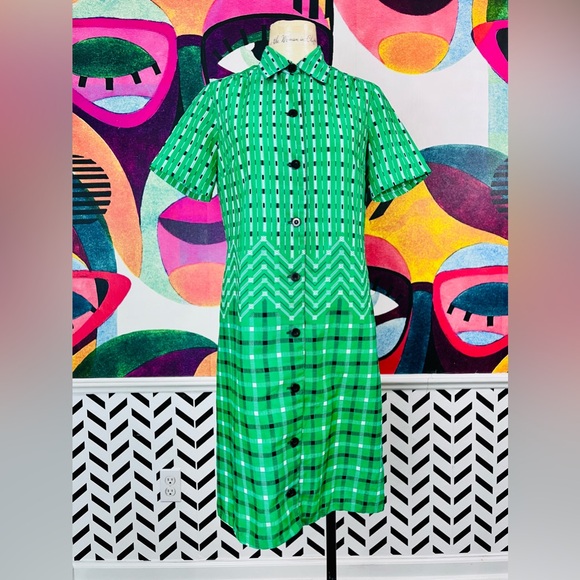 Vintage Dresses & Skirts - VTG 1970s Green Patterned Button-Up Dress